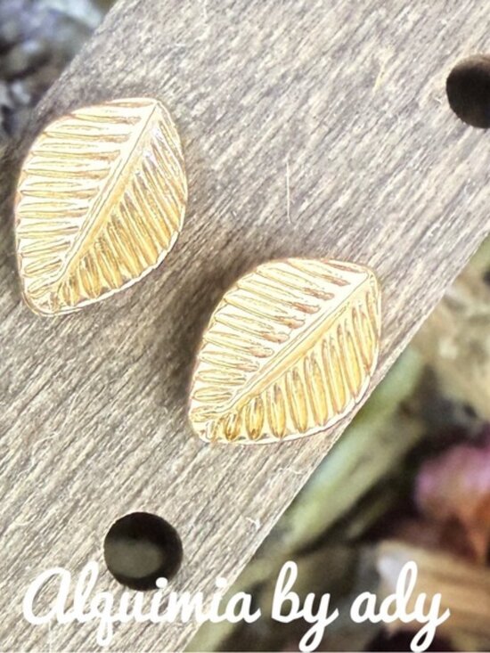 Alquimia Jewelry - HOJAS  14k dainty studs / minimalist jewelry